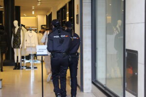 Agentes de la Policía Nacional visitan un comercio